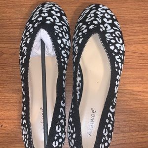 Brand new women’s size 9 flats